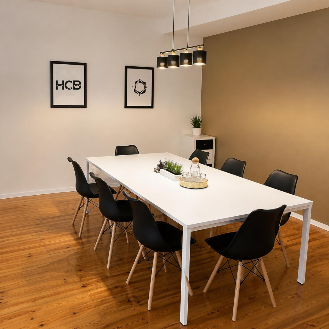 Sala de reuniões com quadros HCB